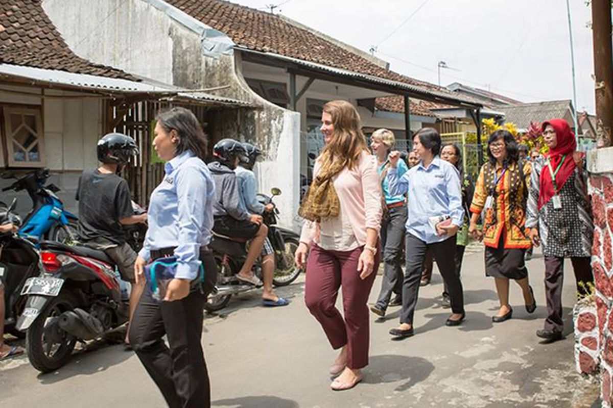 Melinda Gates (tengah) mengunjungi perangkap nyamuk di sebuah rumah warga di Yogyakarta.