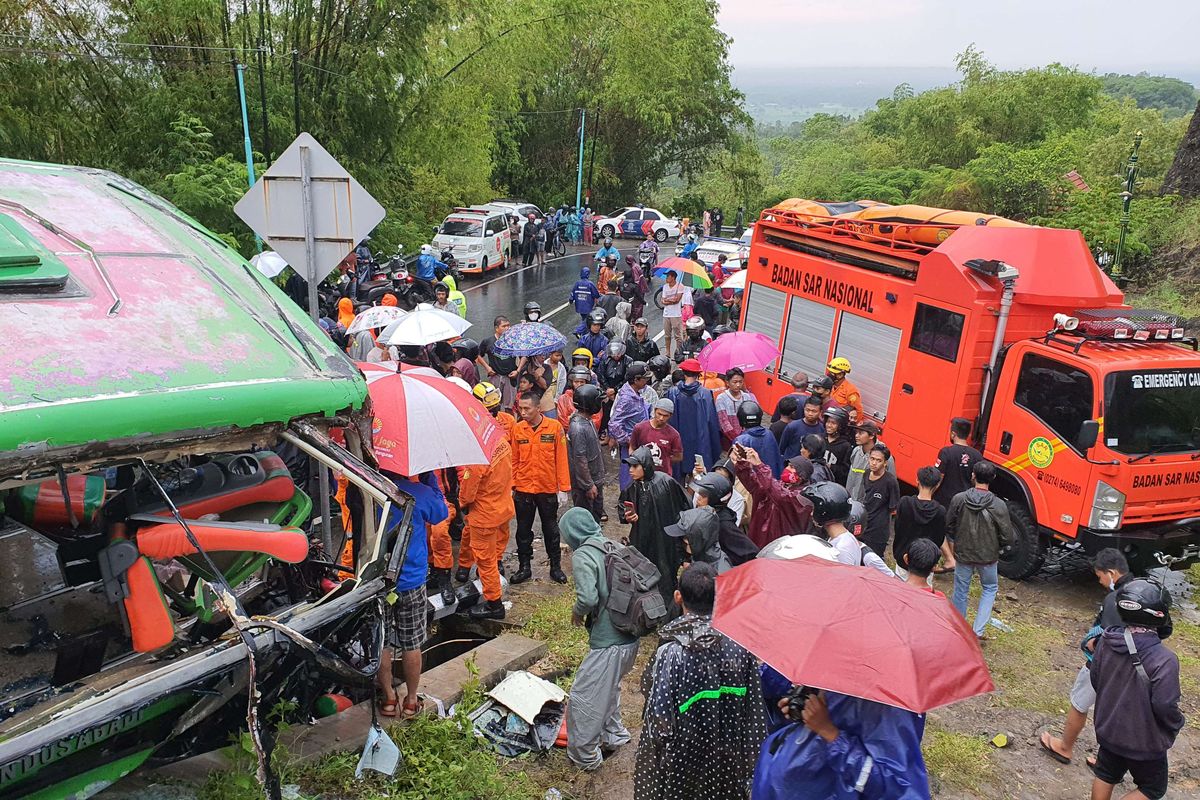 Suasana di lokasi terjadinya kecelakaan bus di Bukit Bego, Padukuhan Kedungbueng, Kalurahan Wukirsari, Kapanewon Imogiri, Kabupaten Bantul, Daerah Istimewa Yogyakarta (DIY), Minggu (6/2/2022). Sebanyak 13 penumpang bus tewas dalam kecelakaan maut yang diduga terjadi karena bus tidak kuat menanjak dan sopir yang tidak menguasai medan.