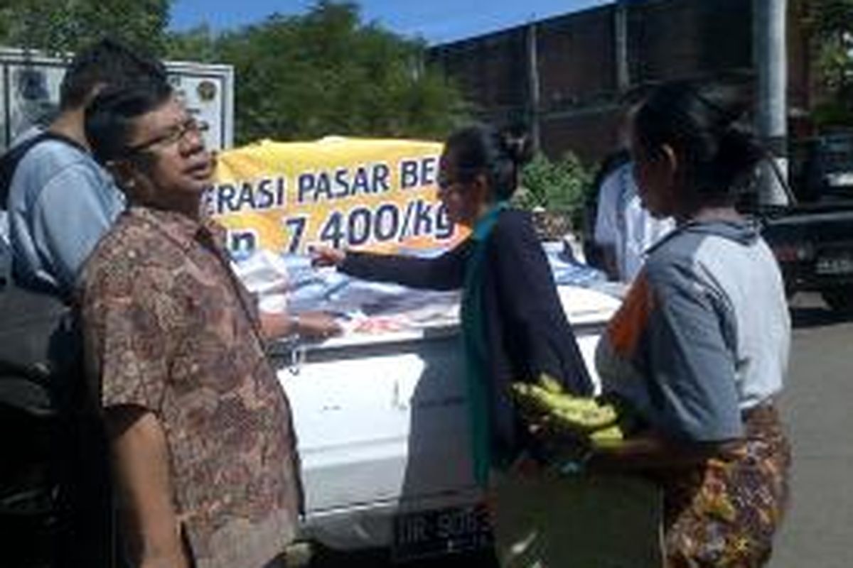 Badan Urusan Logistik Nusa Tenggara Barat menggelar operasi pasar, Jumat (27/2/2015). Operasi pasar dilakukan untuk mencukupi kebutuhan masyarat di tengah naiknnya harga beras.