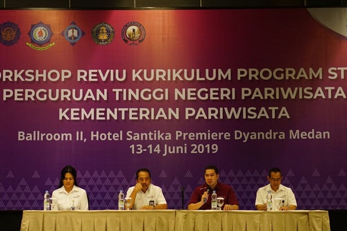 Kemenpar bersama PTNP menggelar workshop review kurikulum di Medan