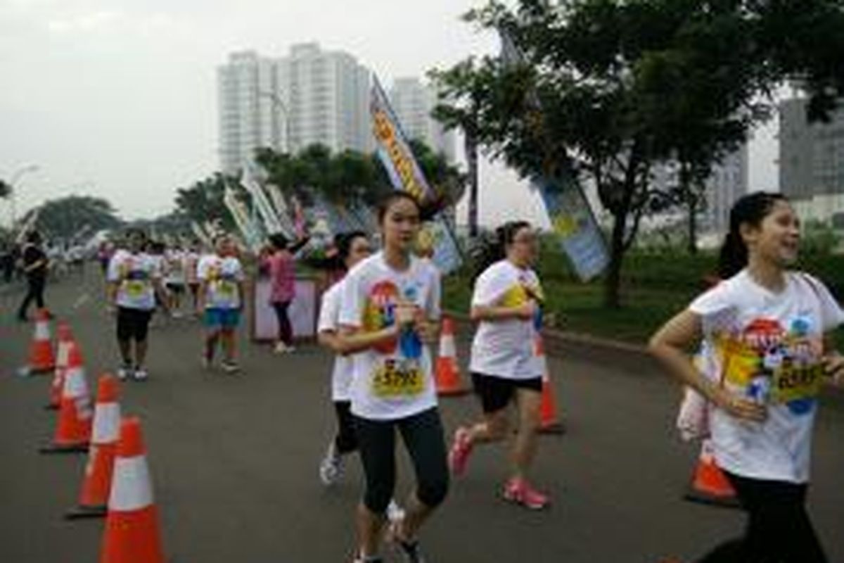 Peserta berlari menuju garis finish dalam acara Teach for Indonesia, Run for Leprosy, di Universitas Binus Alam Sutera, Tangerang, Banten, Minggu (15/3/2015).