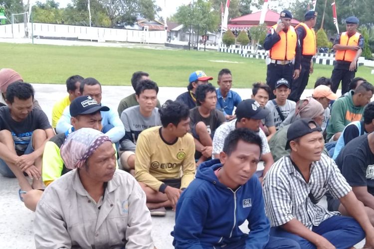 Sebanyak 35 Anak Buah Kapal (ABK) KM Gemilang Samudera dibawa ke Kantor Polres Kepulauan Aru, Maluku untuk dimintai keterangan soal insiden pembunuhan di atas KM Mina Sejati, Kamis (22/8/2019)