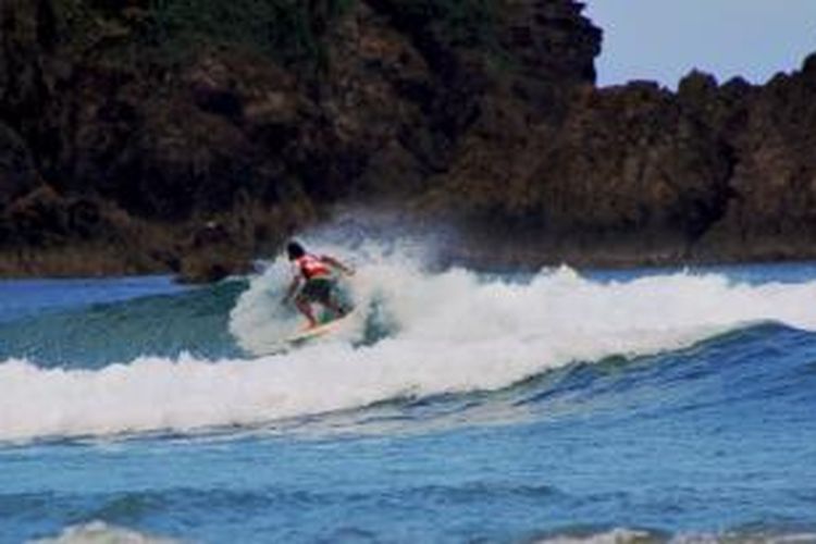 Peserta Pulau Merah Banyuwangi International Surfing Competition 2014 sedang beraksi, Jumat (23/5/2014).