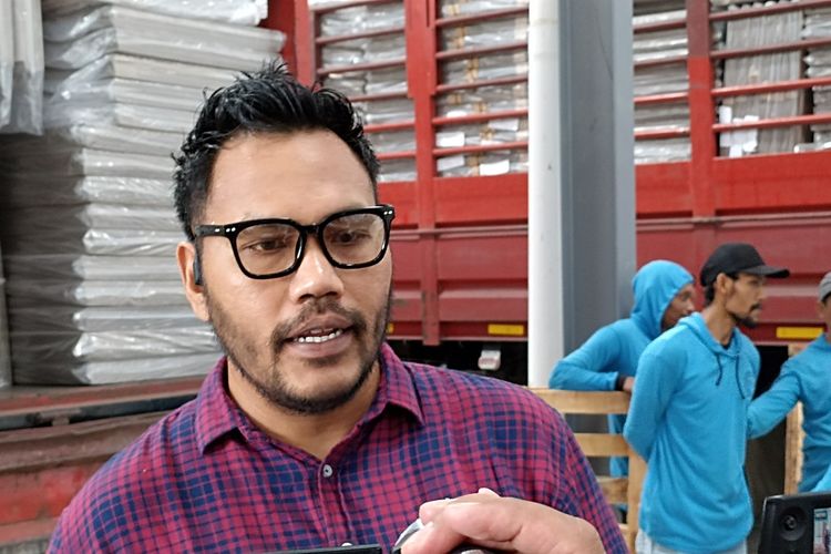 Ketua KPU Kota Semarang, Henry Casandra Gultom saat menerima logistik dari pusat di Gudang Logistik KPU Kota Semarang, Jawa Tengah 