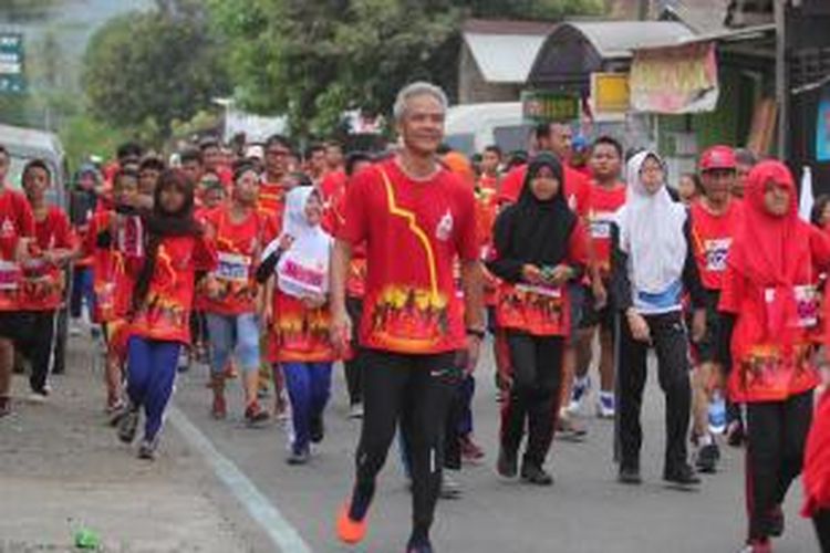 Gubernur Jawa Tengah Ganjar Pranowo ikut berlari dalam ajang Borobudur International 10K and Half Marathon di Candi Borobudur Magelang, Minggu (15/11/2015)