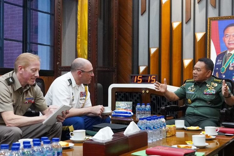 KSAD Jenderal Dudung Abdurachman bertemu Atase Angkatan Darat Amerika Serikat untuk Indonesia Kolonel Theodore Liebreich di Markas Besar Angkatan Darat (Mabesad), Jakarta, Kamis (12/5/2022).