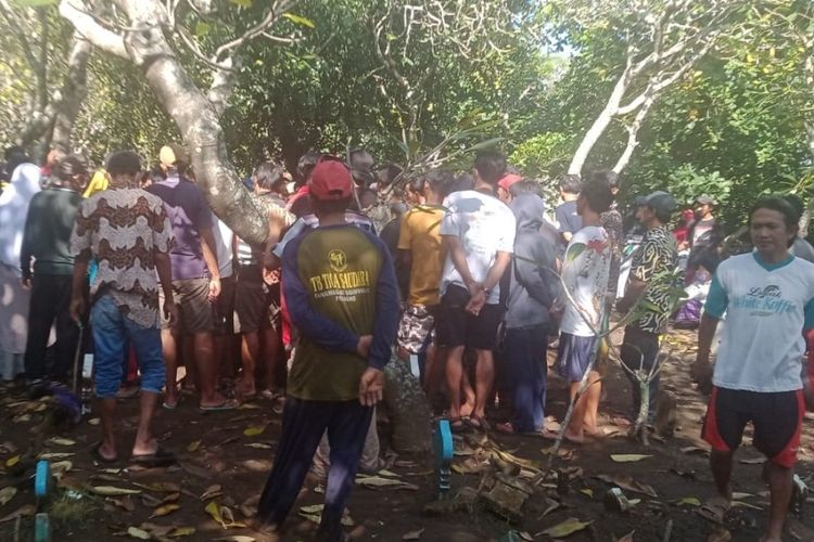 Warga menghadiri pemakamam ABK yang meninggal karena keracunan gas freon kapal, di TPU SigihwarasnPemalang, Jawa Tengah, Sabtu (7/1/2023) (Foto: Dok. Lurah Sugihwaras Pemalang)