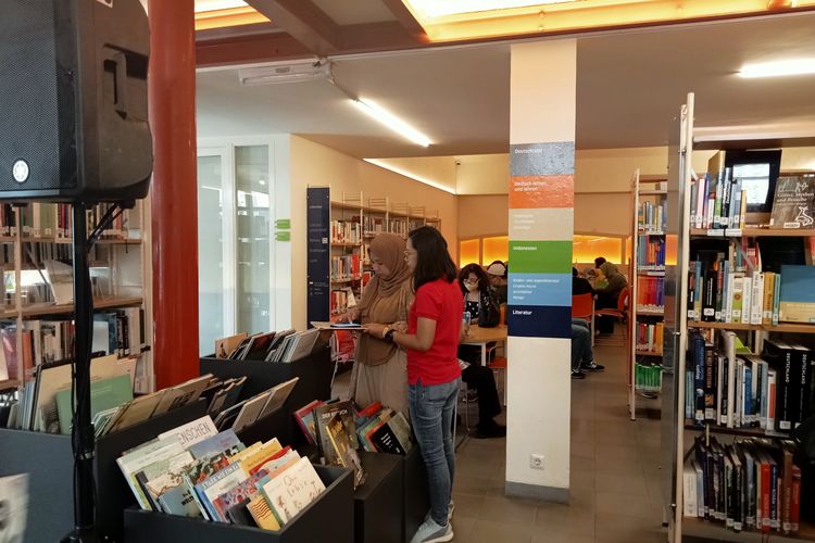 Pengunjung di Perpustakaan Goethe Institute Jakarta.