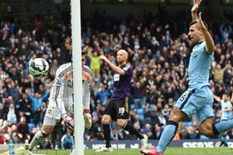 Sergio Aguero merayakan keberhasilan gol Manchester City saat menghadapi West Ham United, Minggu (19/4/2015). 