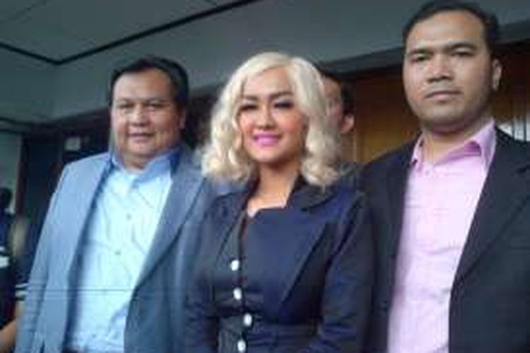 Julia Perez didampingi oleh tim kuasa hukumnya menghadiri sidang lanjutan perceraiannya dari Gaston Castano di Pengadilan Negeri Jakarta Selatan, Kamis (21/4/2016).