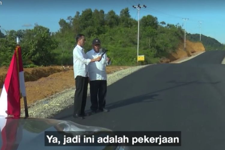 Presiden Joko Widodo ketika membuat Vlog tentang pembangunan jalan jalur Putussibau ke Nanga Badau, Kalbar. 