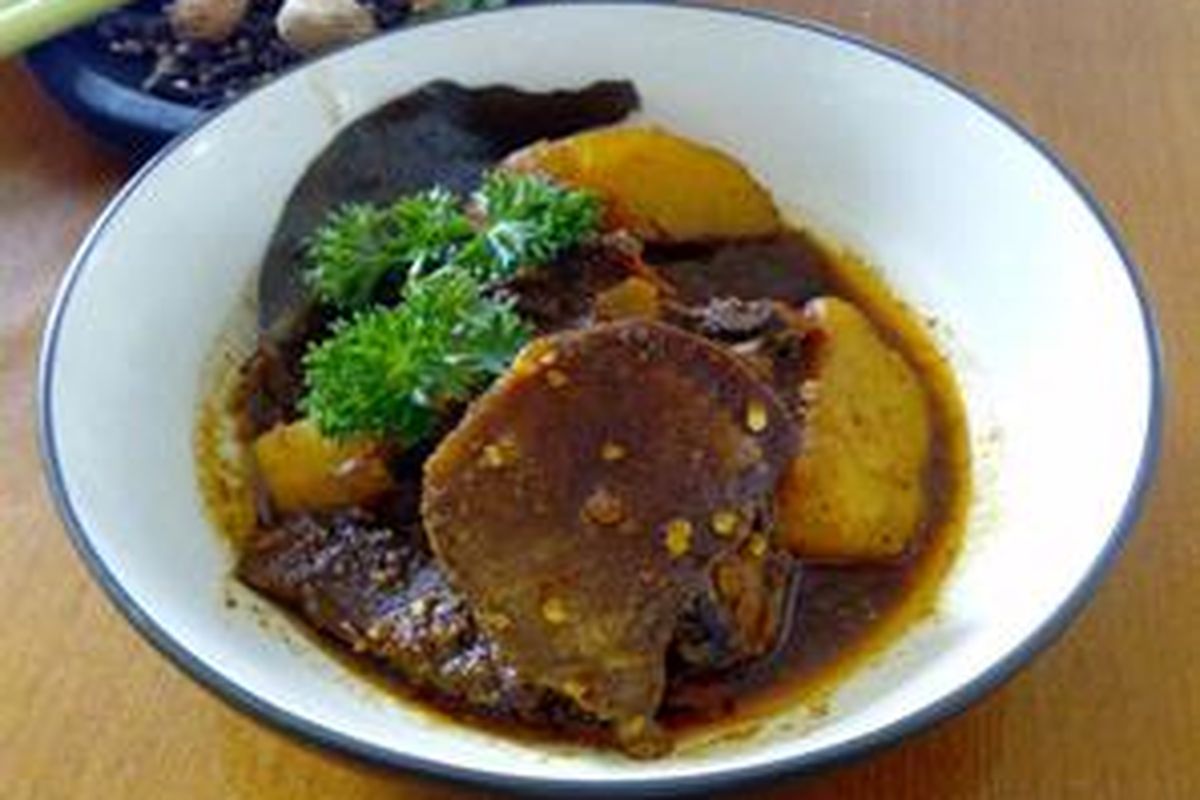 Semur dengan protein hewani seperti daging atau lidah sapi membuat grade dari hidangan ini naik.