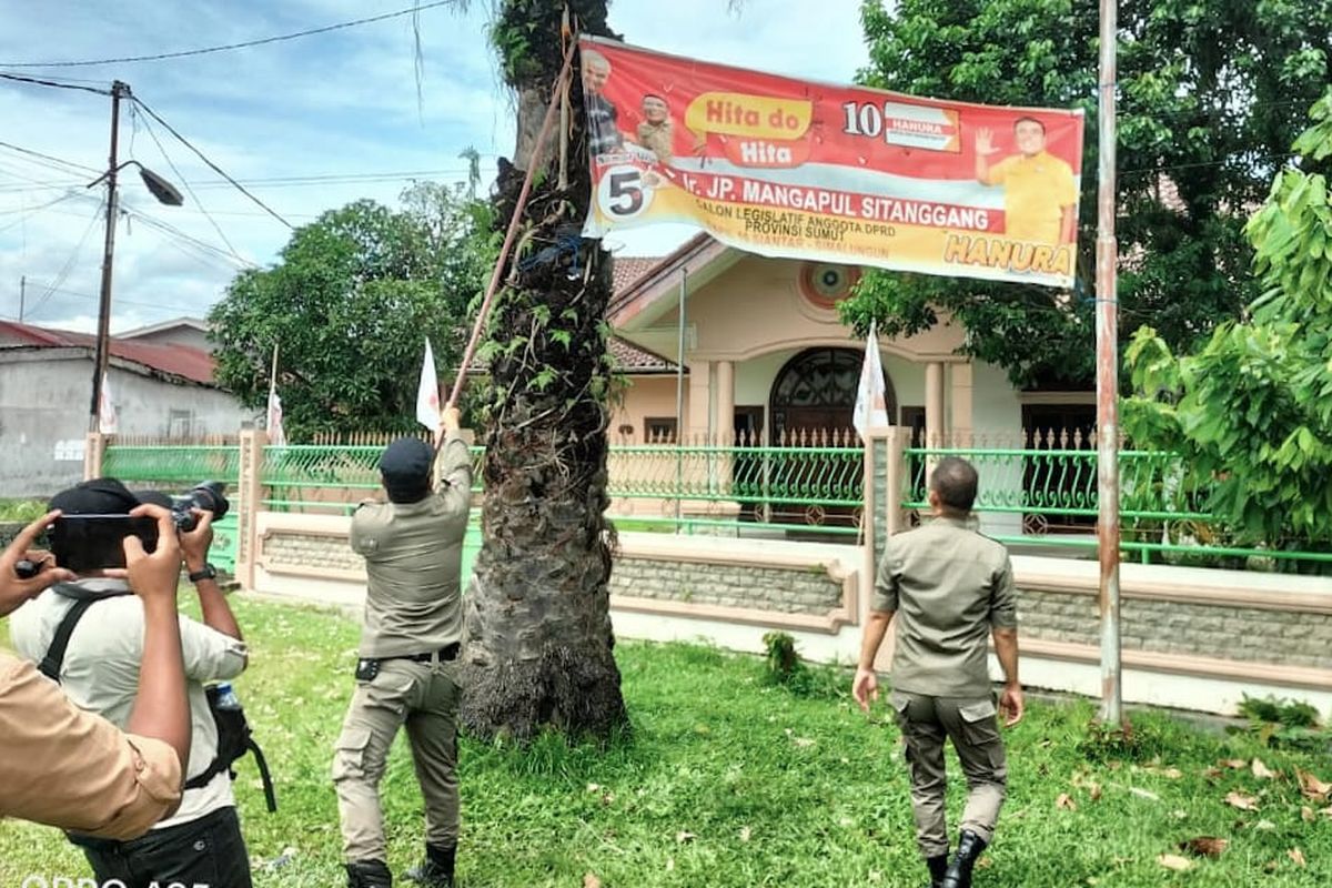 Satuan Polisi Pamong Praja (Satpol PP) Kota Pematang Siantar bersama Badan Pengawas Pemilu (Bawaslu) dan Kepolisian Resor (Polres) Pematang Siantar melakukan penertiban atribut dan alat peraga kampanye (APK) di Pematang Siantar, Senin (13/11/2023).
