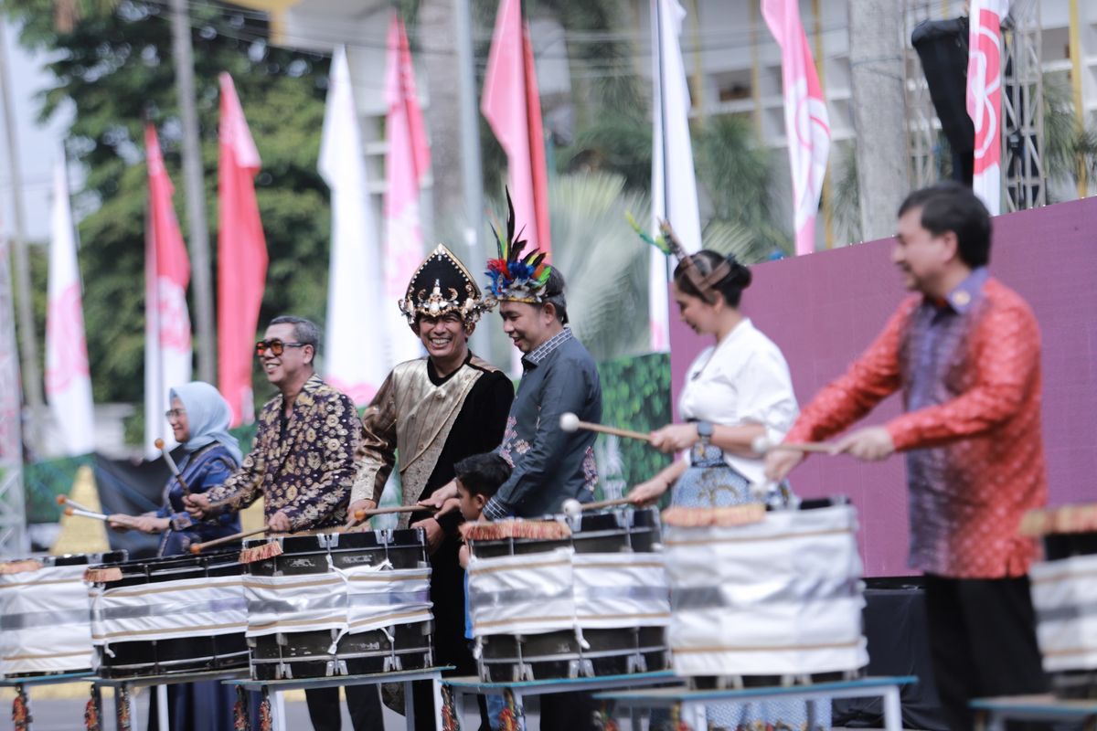 Bupati Jember Muhammad Fawait atau Gus Fawait dalam puncak penyelenggaraan Jember Fashion Carnival (JFC) 2025, Minggu (10/8/2025).