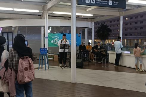 Menikmati Hiburan Murah Meriah di Halte Transjakarta Bundaran HI