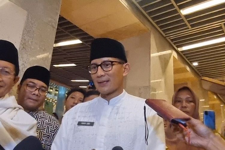 Menteri Pariwisata dan Ekonomi Kreatif (Menparekraf) yang masih menjadi politisi Partai Gerindra, Sandiaga Uno di Masjid Istiqlal, Jakarta, Jumat (21/4/2023).