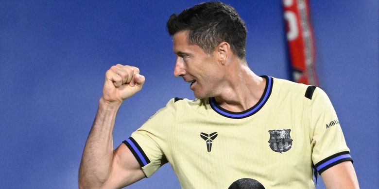 Robert Lewandowski merayakan gol dalam pertandingan sepak bola Liga Spanyol antara CA Osasuna vs Barcelona di Stadion El Sadar di Pamplona pada 2 Mei 2026. (Foto oleh ANDER GILLENEA / AFP)