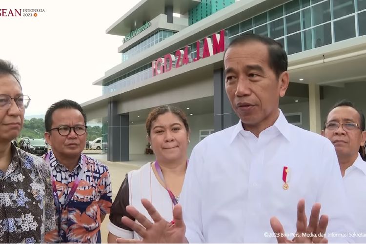 Presiden Joko Widodo memberikan keterangan pers seusai meninjau Rumah Sakit Umum Daerah (RSUD) Komodo di Labuan Bajo, Nusa Tenggara Timur (NTT), Selasa (9/5/2023). RSUD Komodo disiapkan oleh pemerintah untuk mendukung perhelatan Konferensi Tingkat Tinggi (KTT) ke-42 ASEAN tahun 2023.