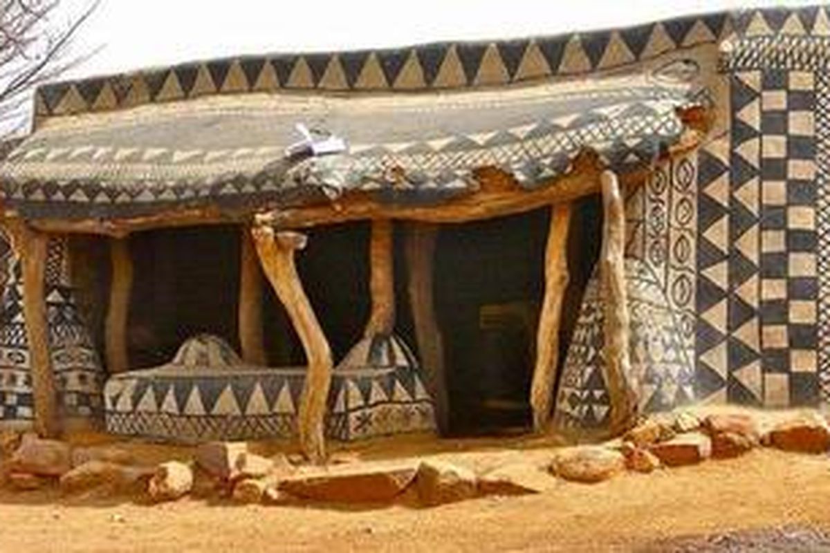 Lapis demi lapis tanah ditambahkan dalam proses, menjaga ketebalan dinding yang akan mampu membuat penghuninya selamat dari berbagai cuaca.