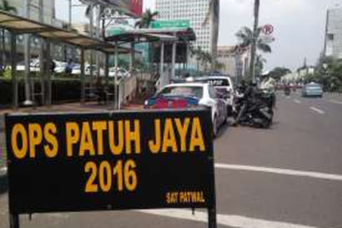 Jajaran aparat kepolisian dari Direktorat Lalu Lintas Polda Metro Jaya menggelar Operasi Patuh Jaya 2016 di Jalan Asia Afrika, Senayan, Jakarta pada Jumat (20/5/2016).