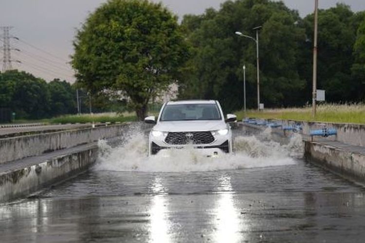 Toyota Innova Zenix Hybrid menerobos banjir.