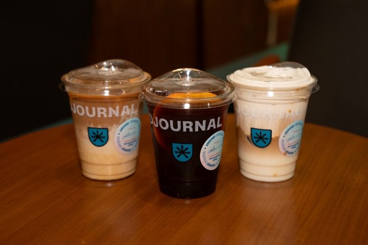 Tiga minuman pilihan Laura Basuki di Djournal Coffee, yaitu Kopi Susu Santai, Orange Cold Brew, Sea Salt Creamy Latte. 