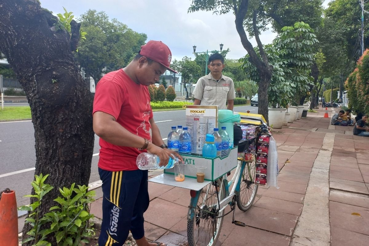 Abdul Kodir (26), seorang pria asal Pamekasan, Madura, Jawa Timur, yang sudah berjualan kopi Starbuck keliling atau starling sejak 2016 di Jakarta.