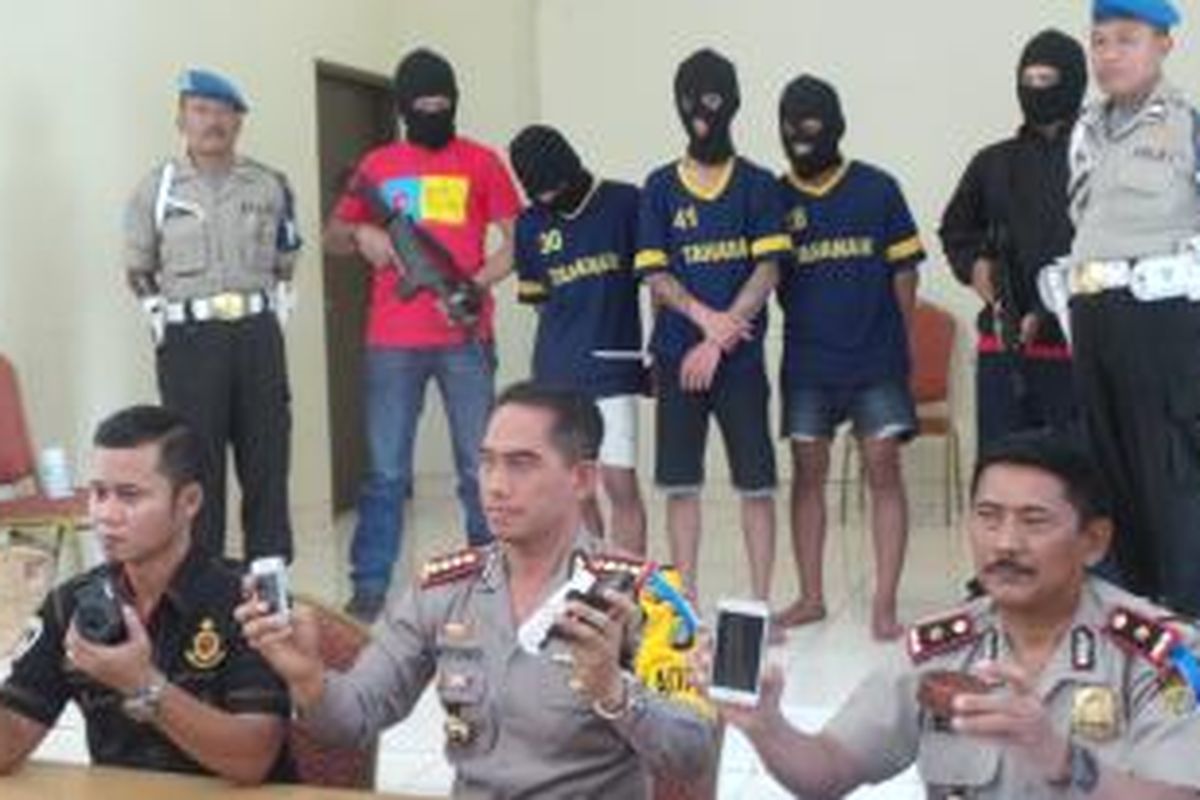 Tiga pelaku pembunuhan wartawati di Bojong Gede yakni dari kiri ke kanan S (20), HU (22) dan M (20) di Polres Depok. Senin (20/7/2015).