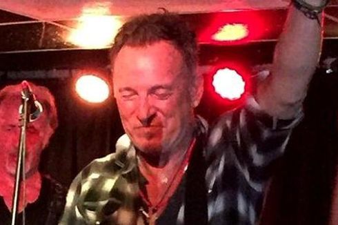 Lirik dan Chord Lagu Out in the Street - Bruce Springsteen
