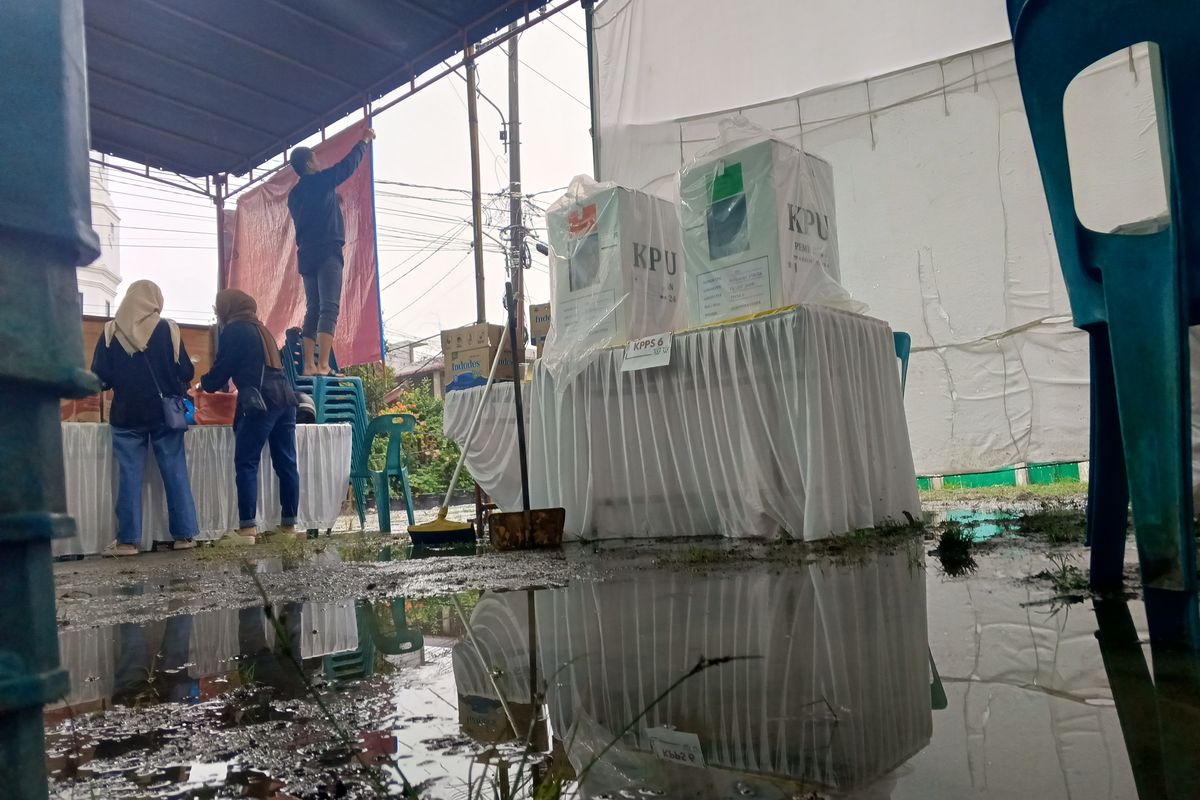 Petugas KPPS  di TPS 044 di Kecamatan Medan Johor Kota Medan, tampak memasang tenda tambahan lantaran hujan, Rabu (27/11/2024). TPS tersebut merupakan tempat calon gubernur Sumut nomor urut 2 Edy Rahmayadi melakukan pencoblosan 