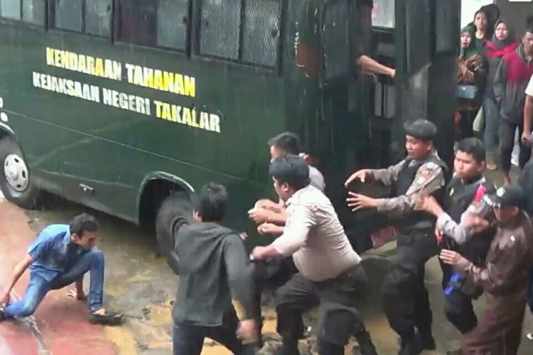 Aparat kepolisian di Kabupaten Takalar, Sulawesi Selatan berupaya melerai bentrokan fisik antara keluarga terdakwa dengan keluarga korban saat sidang kasus duel maut antar ibu rumah tangga yang saling bertetangga, Kamis (18/1/2018).