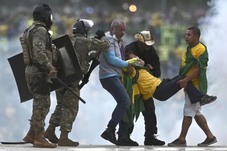 Sejumlah demonstran terluka setelah aparat keamanan Brasil berupaya mengambil alih kendali gedung Kongres di Brasilia, pada 8 Januari 2023.