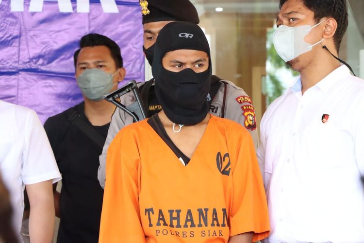 SAS (16), pelaku pemerkosa dan pembunuhan pelajar SMA di Kabupaten Siak, Riau, saat dihadirkan polisi dalam konferensi pers di Polres Siak, Senin (7/2/2022).