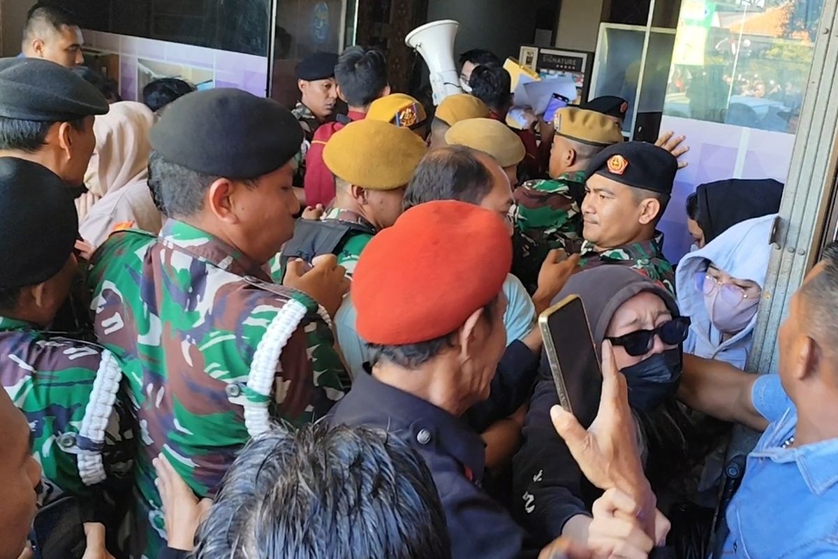 Juru Sita Pengadilan Negeri Kota Cirebon bersama petugas gabungan eksekusi pengosongan bangunan usaha karaoke di jalan Kartini Kota Cirebon pada Kamis (28/8/2025) siang.