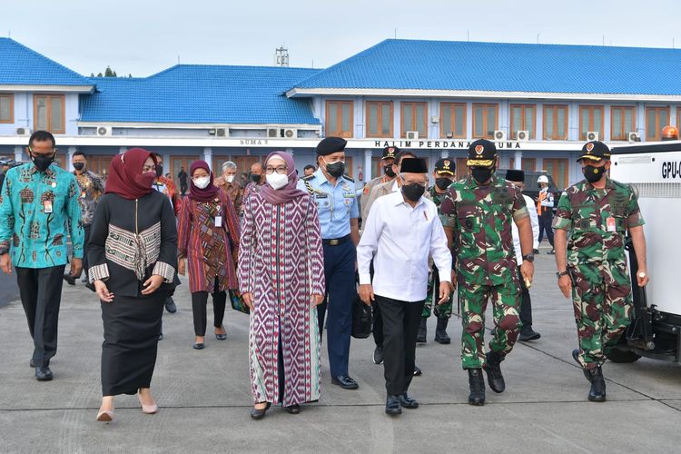 Wakil Presiden Ma'ruf Amin di Pangkalan Udara Halim Perdana Kusuma, beberapa saat sebelum bertolak ke Jawa Timur untuk melakukan kunjungan kerja, Kamis (13/1/2021).