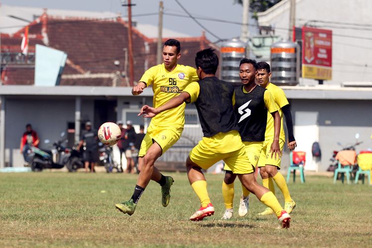 Henrique Bartoli Jardim divaga ketat Pemain Arema FC saat latihan bersama di Stadion Tumpang, Kabupaten Malang, Jawa Timur, Rabu (26/08/2020) pagi. 