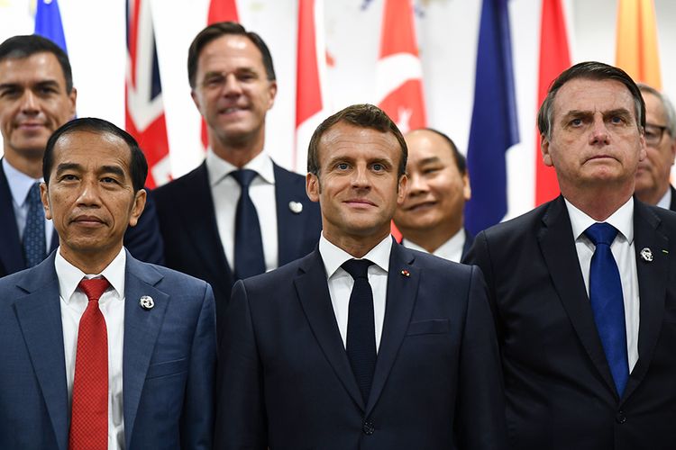 Presiden Indonesia Joko Widodo, Presiden Perancis Emmanuel Macron dan Presiden Brasil Jair Bolsonaro (kiri ke kanan) menghadiri sebuah acara tentang pemberdayaan perempuan saat berlangsungnya KTT G20 di Osaka, Jepang, Sabtu (29/6/2019).