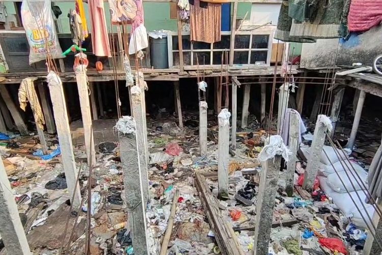 Kondisi kolong rumah panggung warga RT 17/RW 04, Kapuk Muara, Penjaringan, Jakarta Utara yang dijadikan tempat sampah karena tidak ada tempat penampungan sementara (TPS).