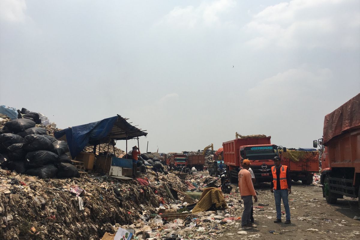 Tempat Pembuangan Sampah Terpadu (TPST) Bantar Gebang, Kota Bekasi, Rabu (20/9/2017). 
