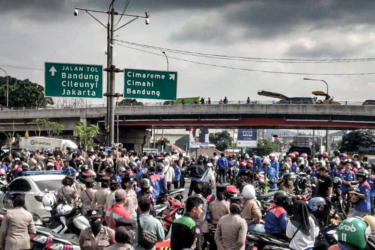 Ribuan buruh se-Kabupaten Bandung Barat (KBB) menggelar aksi unjuk rasa dengan long march dari kawasan industri Batujajar menuju Gedung Sate, Kota Bandung, Jawa Barat, Rabu (29/11/2023).