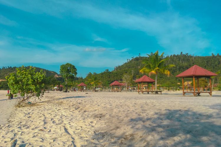 Gazebo untuk bersantai sembari menikmati keindahan Pantai Mirota. 