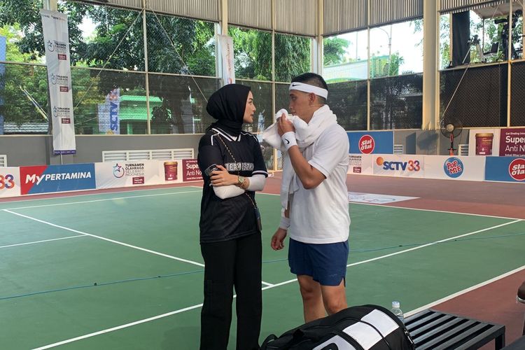 Rezky Adhitya ngobrol dengan Citra Kirana setelah berhasil mengalahkan Randy Pangalila dalam pertandingan tenis Turnamen Olahraga Selebriti, Sabtu (29/7/2023) di Gelanggang Olahraga UNJ, Rawamangun, Jakarta Timur.