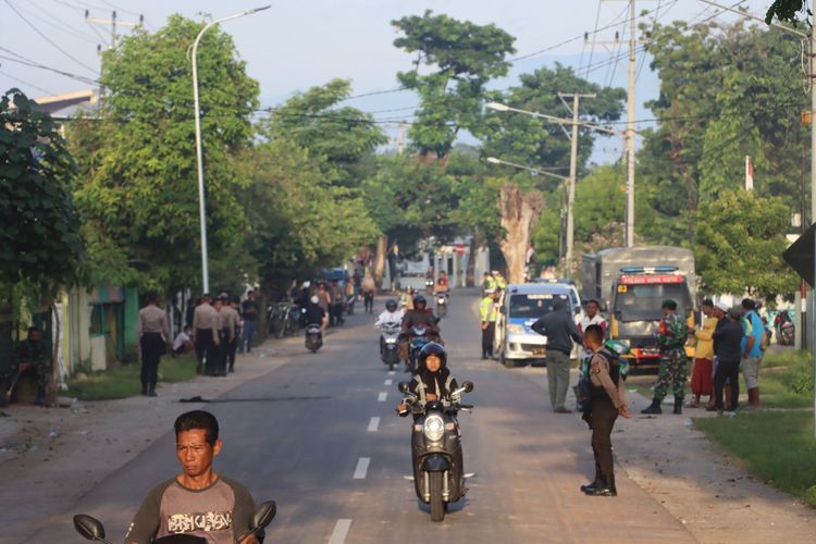 Tampak personel kepolisian disiagakan di batas wilayah Kelurahan Penatoi dan Penaraga, Kota Bima, Selasa (21/2/2023).