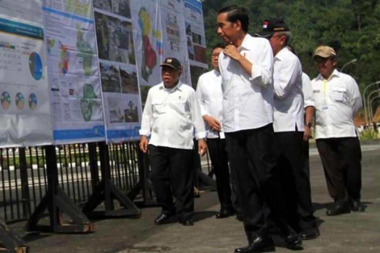 Presiden Republik Indonesia, Joko Widodo didampingi sejumlah menteri kabinet kerja saat meninjau lokasi Pos Lintas Batas Negara (PLBN) Entikong yang diresmikan (21/12/2016)