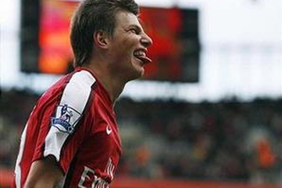 Andrei Arshavin menjulurkan lidahnya usai mencetak gol ke gawang Blackburn Rovers, Sabtu (14/3).