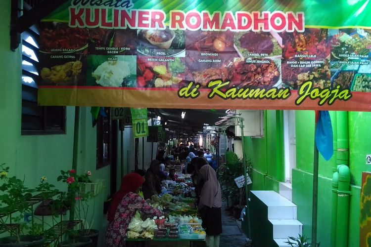 Warga membeli jajanan di Pasar Ramadhan Kauman, Jalan Ahmad Dahlan, Kelurahan Ngupasan, Kecamatan Gondomanan, Sabtu (3/6/2017) sore.