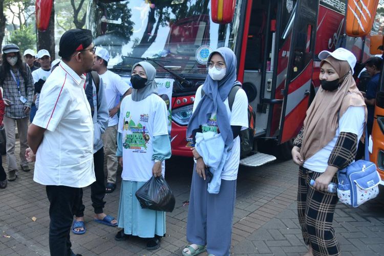 Bupati Sumenep Achmad Fauzi saat melepas mudik gratis bagi warga Sumenep dengan rute Jakarta - Sumenep, Rabu (19/4/2023). 