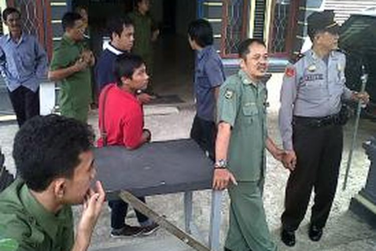 Aparat kepolisian di Kabupaten Bone, Sulawesi Selatan tangah mengamankan sebuah pipa besi sesaat setelah dua pegawai PDAM setempat terlibat duel di kantornya. Senin, (16/09/2013).
