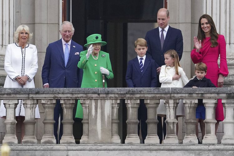 Dari kiri, Camilla Duchess of Cornwall, Pangeran Charles, Ratu Elizabeth II, Pangeran George, Pangeran William, Putri Charlotte, Pangeran Louis, dan Kate, Duchess of Cambridge muncul di balkon Istana Buckingham selama Kontes Jubilee Platinum di luar Istana Buckingham di London , Minggu 5 Juni 2022, pada empat hari penutupan Jubileum Platinum.