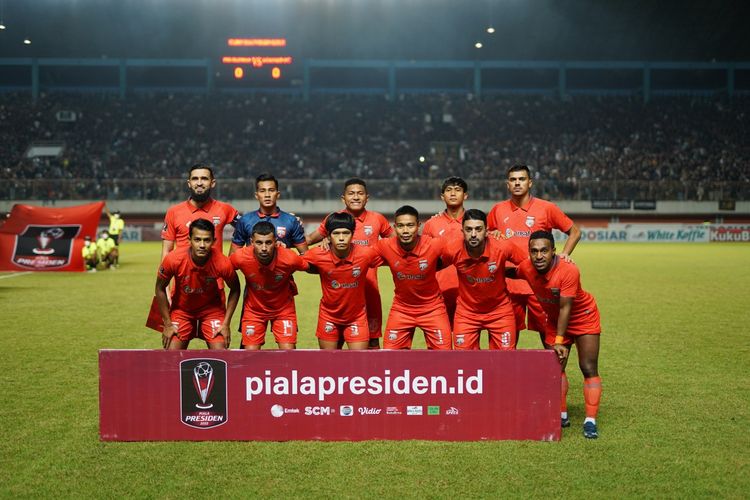 Foto bersama pemain Borneo FC sebelum pertandingan semifinal leg pertama Piala Presiden 2022 melawan PSS Sleman yang berakhir dengan skor 0-2 di Stadion Maguwoharjo Sleman, Kamis (7/7/2022) malam.